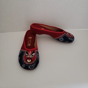 Unique, comfy Asian weaved mule shoe slipper. Kabuki style embroidery